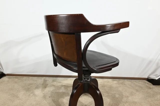 REVOLVING DESK CHAIR