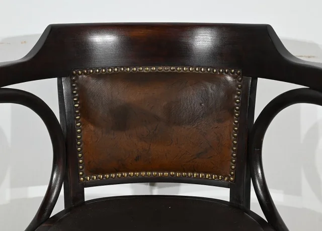 REVOLVING DESK CHAIR