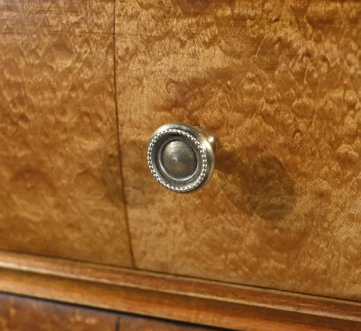 Rare Petite Table Chiffonnière en moucheté d’Amboine et Merisier, époque Louis Philippe – 1re partie XIXe