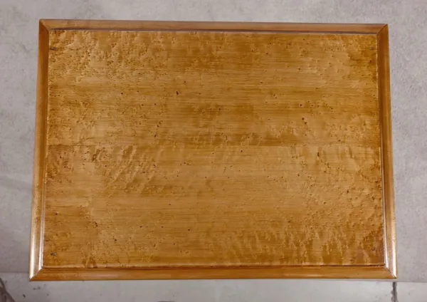 Rare Petite Table Chiffonnière en moucheté d’Amboine et Merisier, époque Louis Philippe – 1re partie XIXe