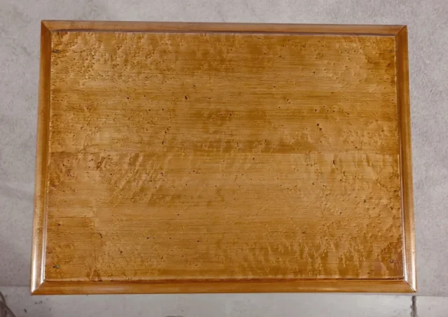 Rare Petite Table Chiffonnière en moucheté d’Amboine et Merisier, époque Louis Philippe – 1re partie XIXe
