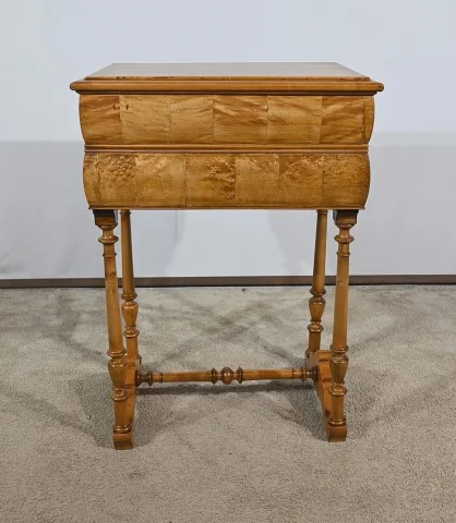 Rare Petite Table Chiffonnière en moucheté d’Amboine et Merisier, époque Louis Philippe – 1re partie XIXe