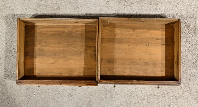 Rare Petite Table Chiffonnière en moucheté d’Amboine et Merisier, époque Louis Philippe – 1re partie XIXe