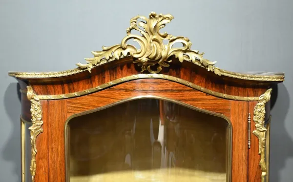 Meuble Vitrine en Palissandre, style Louis XV / Louis XVI, époque Napoléon III – Milieu XIXe