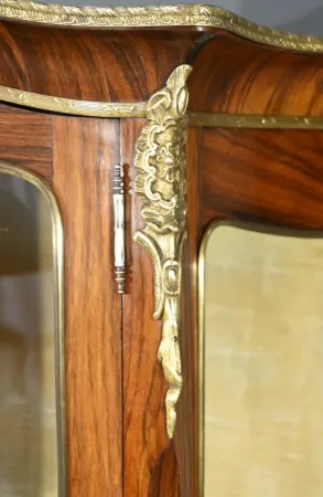 Meuble Vitrine en Palissandre, style Louis XV / Louis XVI, époque Napoléon III – Milieu XIXe