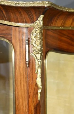 ВИТРИНА В СТИЛЕ ЛЮДОВИКА XV