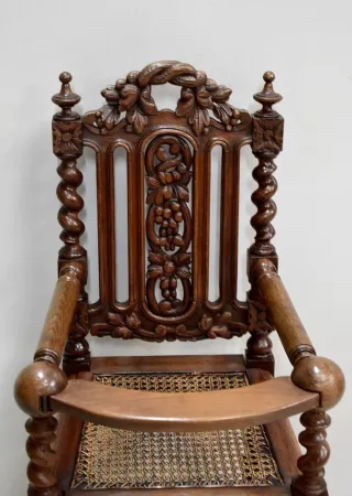 Chaise haute pour enfant Louis XIII – 1900