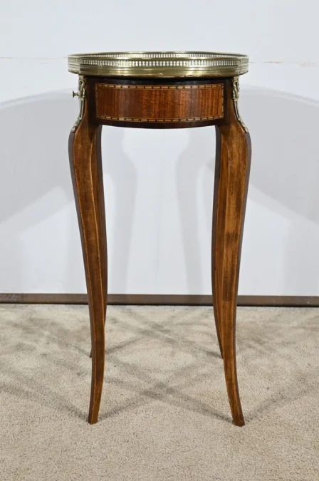 TISCH IM LOUIS XVI-STIL