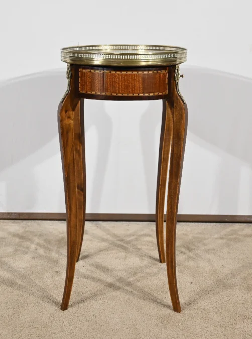 TISCH IM LOUIS XVI-STIL
