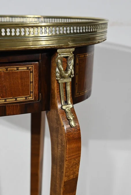 TISCH IM LOUIS XVI-STIL