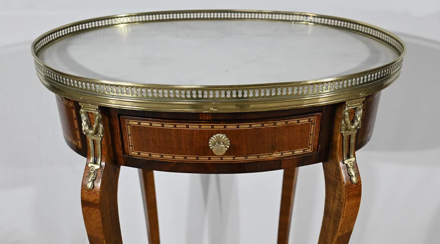 TISCH IM LOUIS XVI-STIL