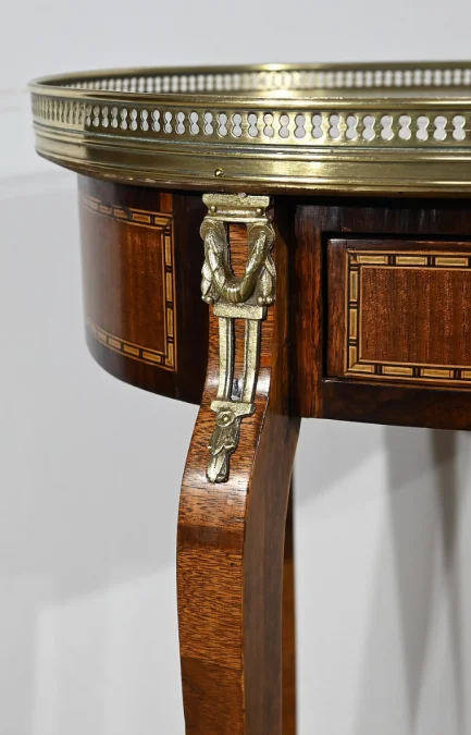 TISCH IM LOUIS XVI-STIL