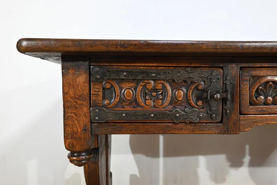 Table Bureau en Chêne, style Néogothique – Début XXe