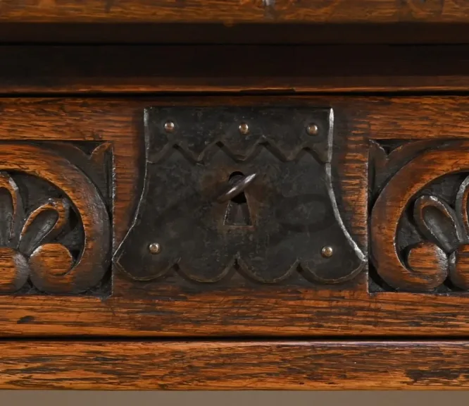 Table Bureau en Chêne, style Néogothique – Début XXe