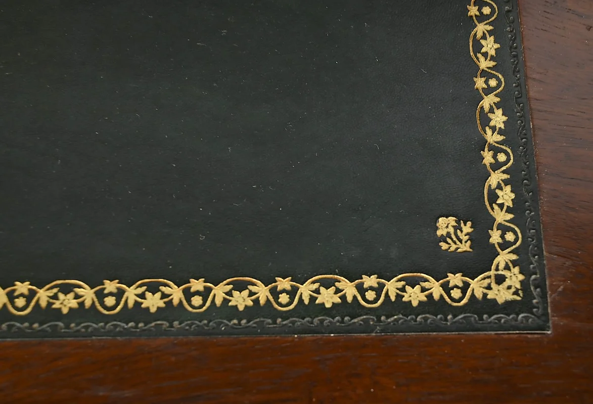 SCHREIBTISCH IM LOUIS XV-STIL