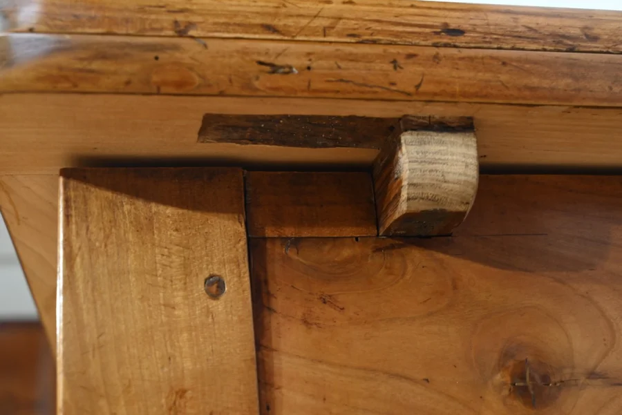 Table Régionale en Merisier, style Louis XV – Milieu XIXe