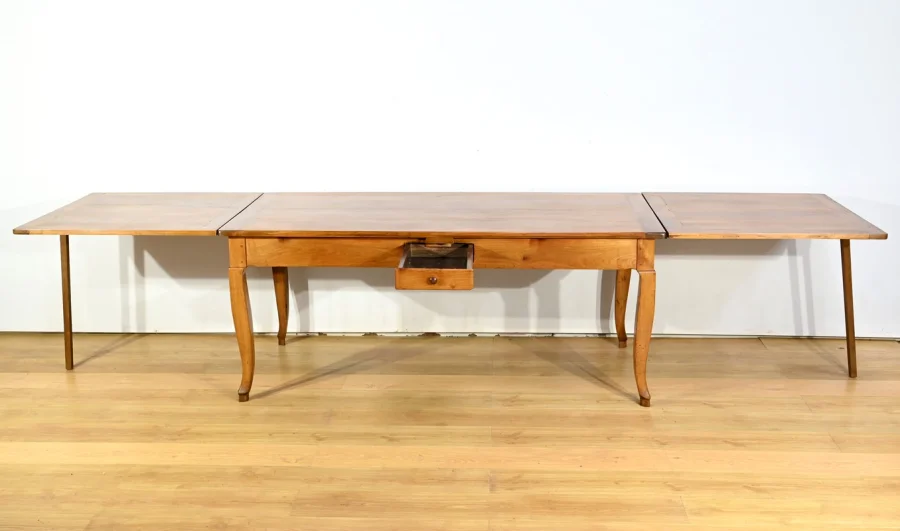 Table Régionale en Merisier, style Louis XV – Milieu XIXe