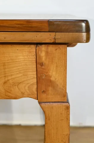 Table Régionale en Merisier, style Louis XV – Milieu XIXe