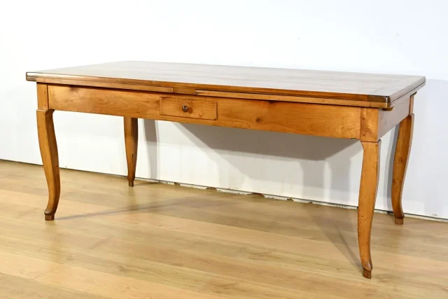 Table Régionale en Merisier, style Louis XV – Milieu XIXe