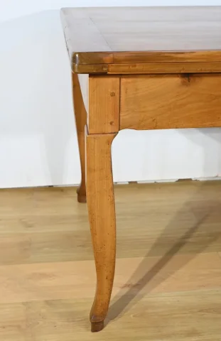 Table Régionale en Merisier, style Louis XV – Milieu XIXe