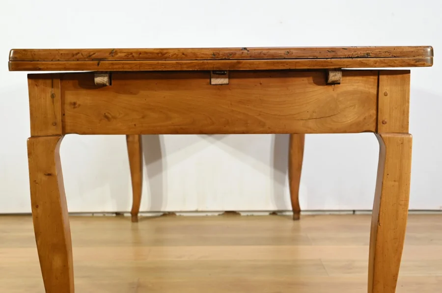 Table Régionale en Merisier, style Louis XV – Milieu XIXe