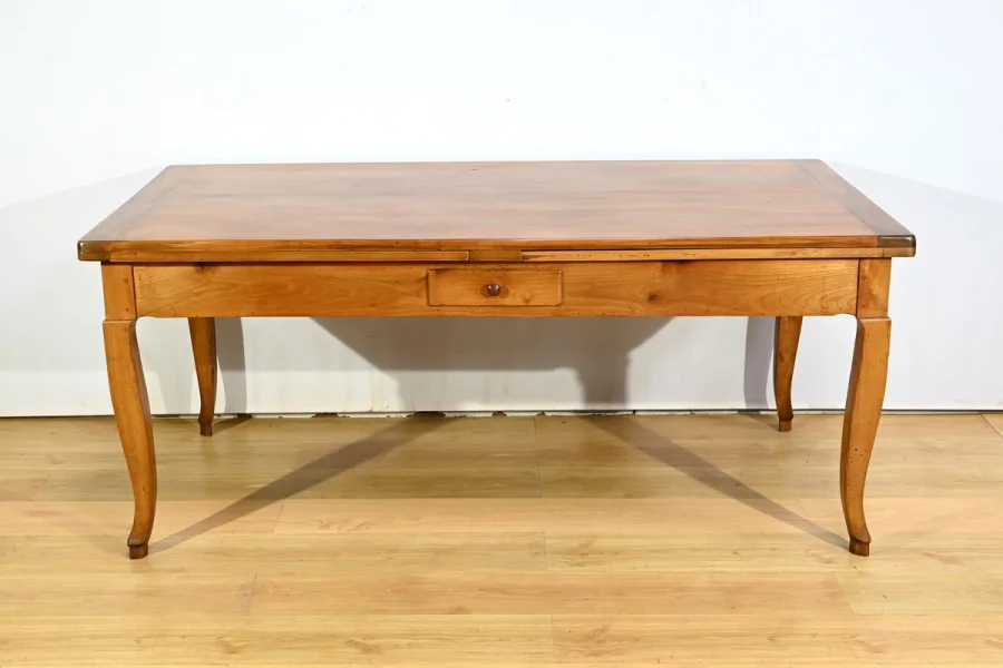 Table Régionale en Merisier, style Louis XV – Milieu XIXe