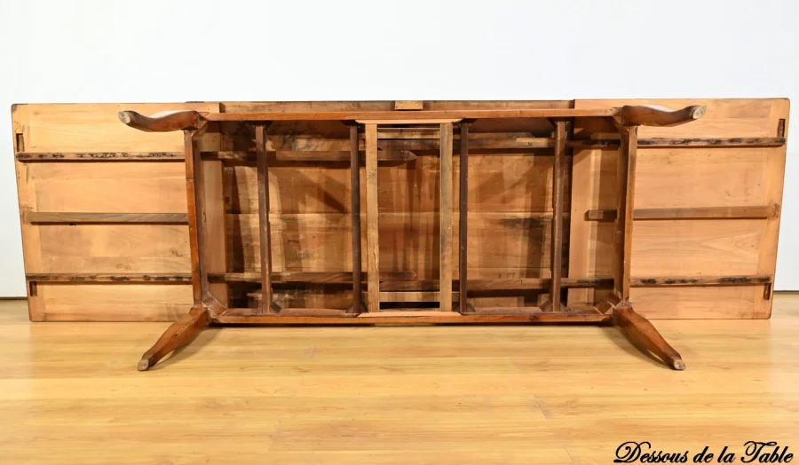 Table Régionale en Merisier, style Louis XV – Milieu XIXe