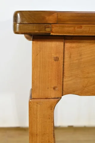 Table Régionale en Merisier, style Louis XV – Milieu XIXe