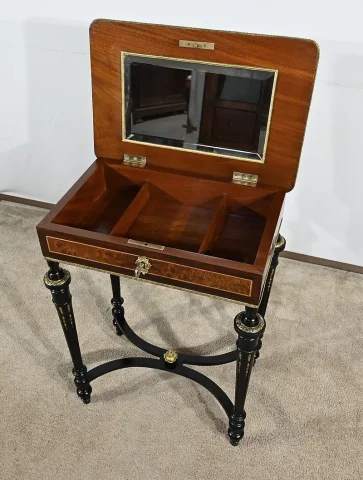 Petite Table de Salon en Palissandre et Loupe d’Amboine, style Louis XVI, époque Napoléon III – Milieu XIXe