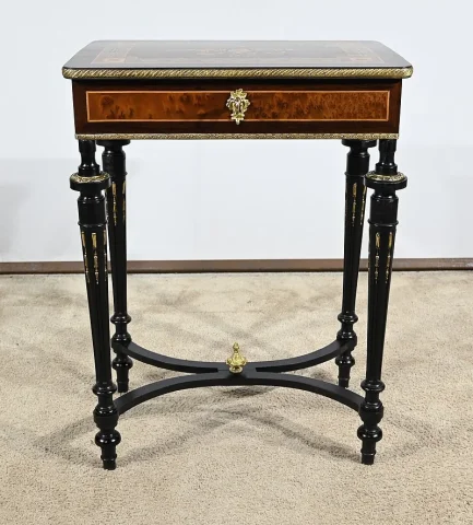 Petite Table de Salon en Palissandre et Loupe d’Amboine, style Louis XVI, époque Napoléon III – Milieu XIXe
