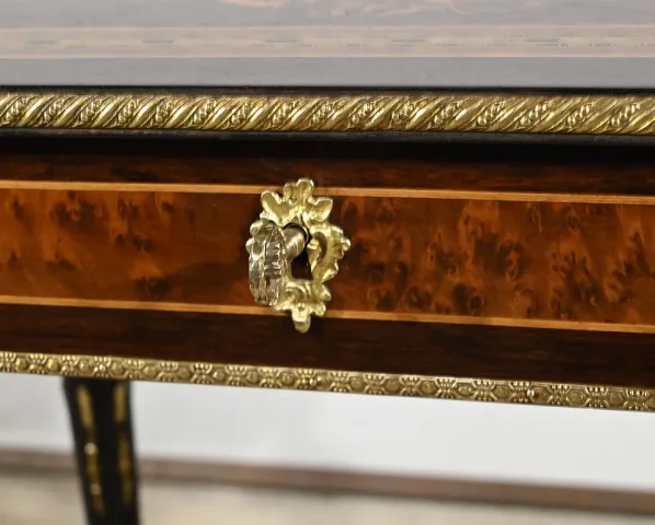 Petite Table de Salon en Palissandre et Loupe d’Amboine, style Louis XVI, époque Napoléon III – Milieu XIXe