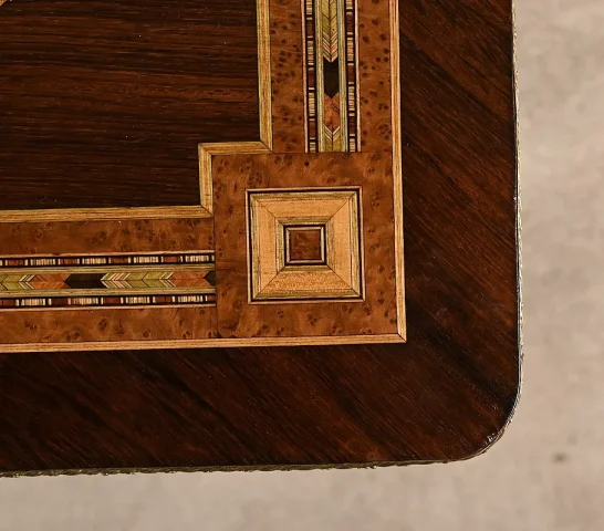 Petite Table de Salon en Palissandre et Loupe d’Amboine, style Louis XVI, époque Napoléon III – Milieu XIXe
