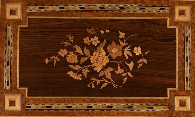 Petite Table de Salon en Palissandre et Loupe d’Amboine, style Louis XVI, époque Napoléon III – Milieu XIXe