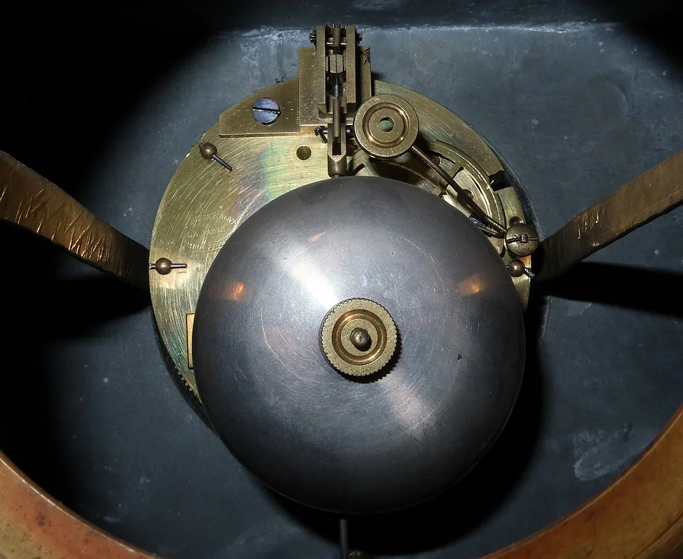 Horloge en Marbre et Bronze, « L’Ange en Contemplation » , Miroy Frères, époque Napoléon III – Milieu XIXe