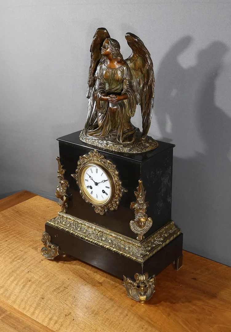 Horloge en Marbre et Bronze, « L’Ange en Contemplation » , Miroy Frères, époque Napoléon III – Milieu XIXe