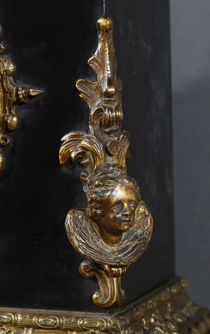 Horloge en Marbre et Bronze, « L’Ange en Contemplation » , Miroy Frères, époque Napoléon III – Milieu XIXe