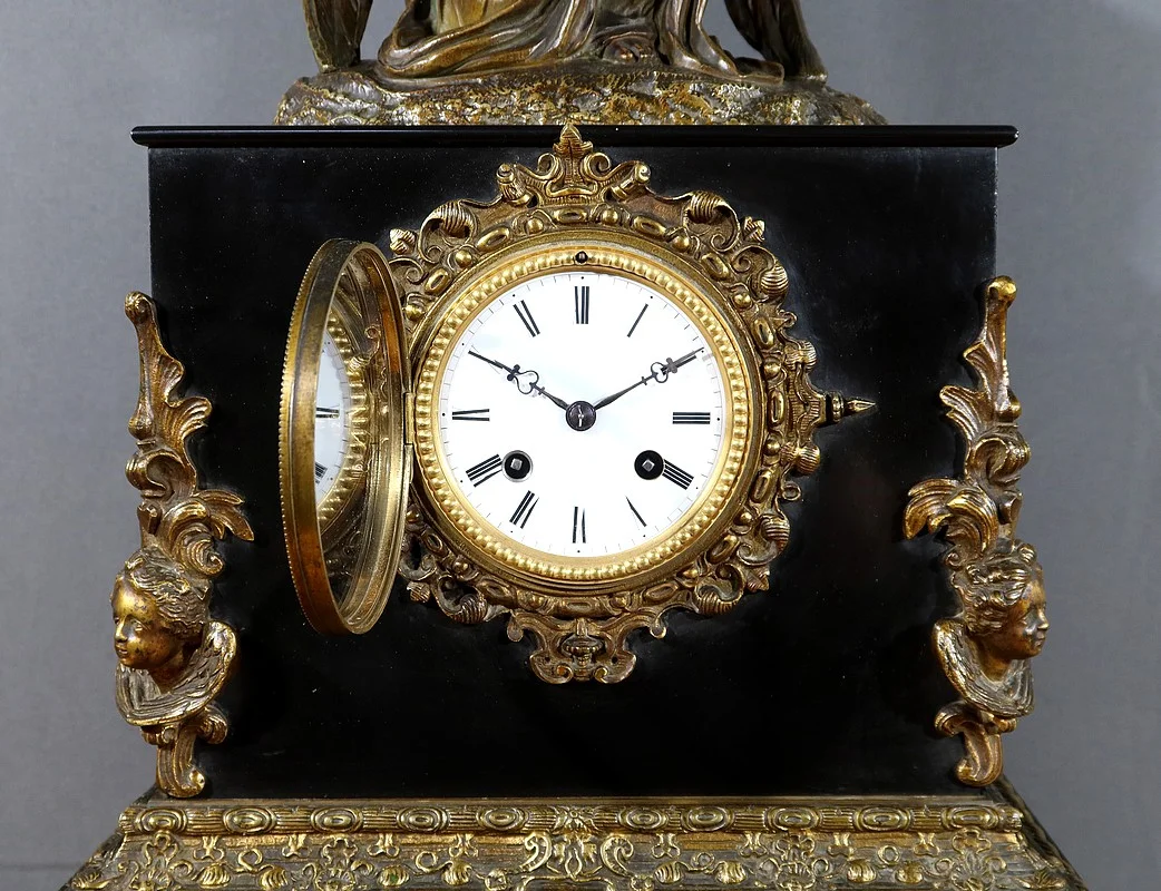 Horloge en Marbre et Bronze, « L’Ange en Contemplation » , Miroy Frères, époque Napoléon III – Milieu XIXe