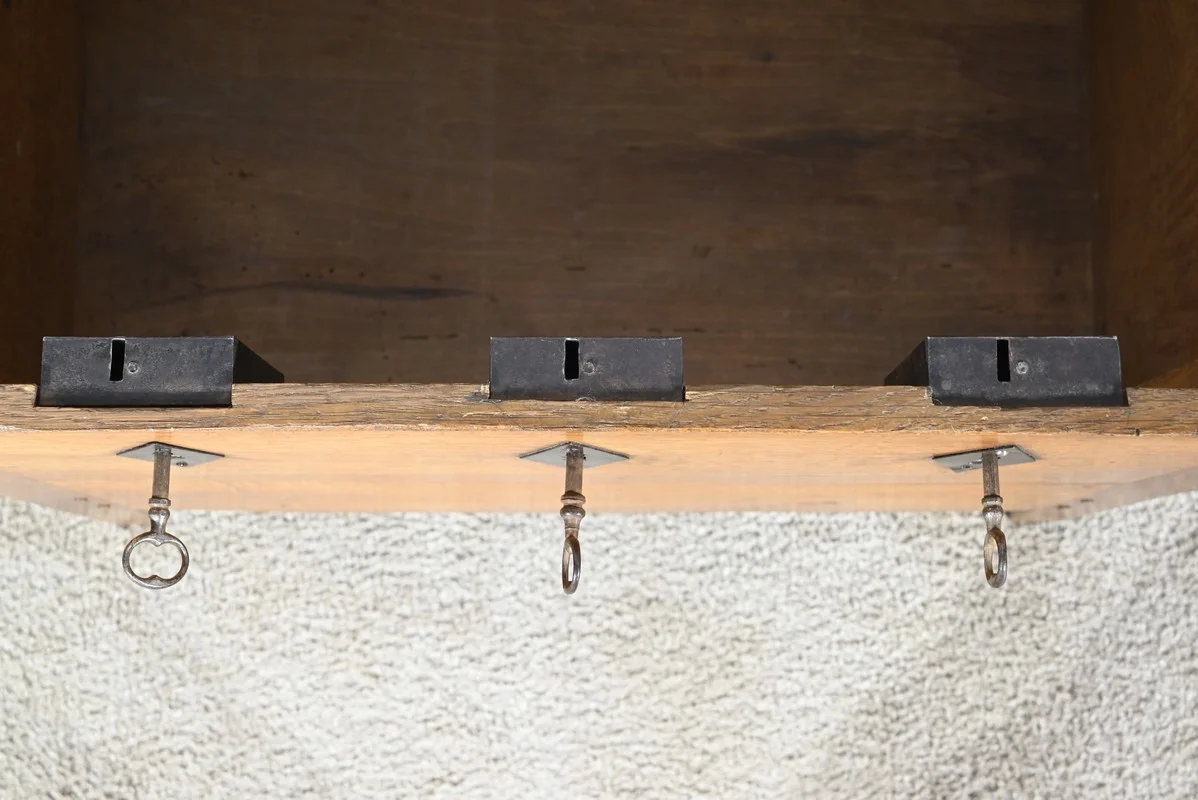 OAK CHEST
