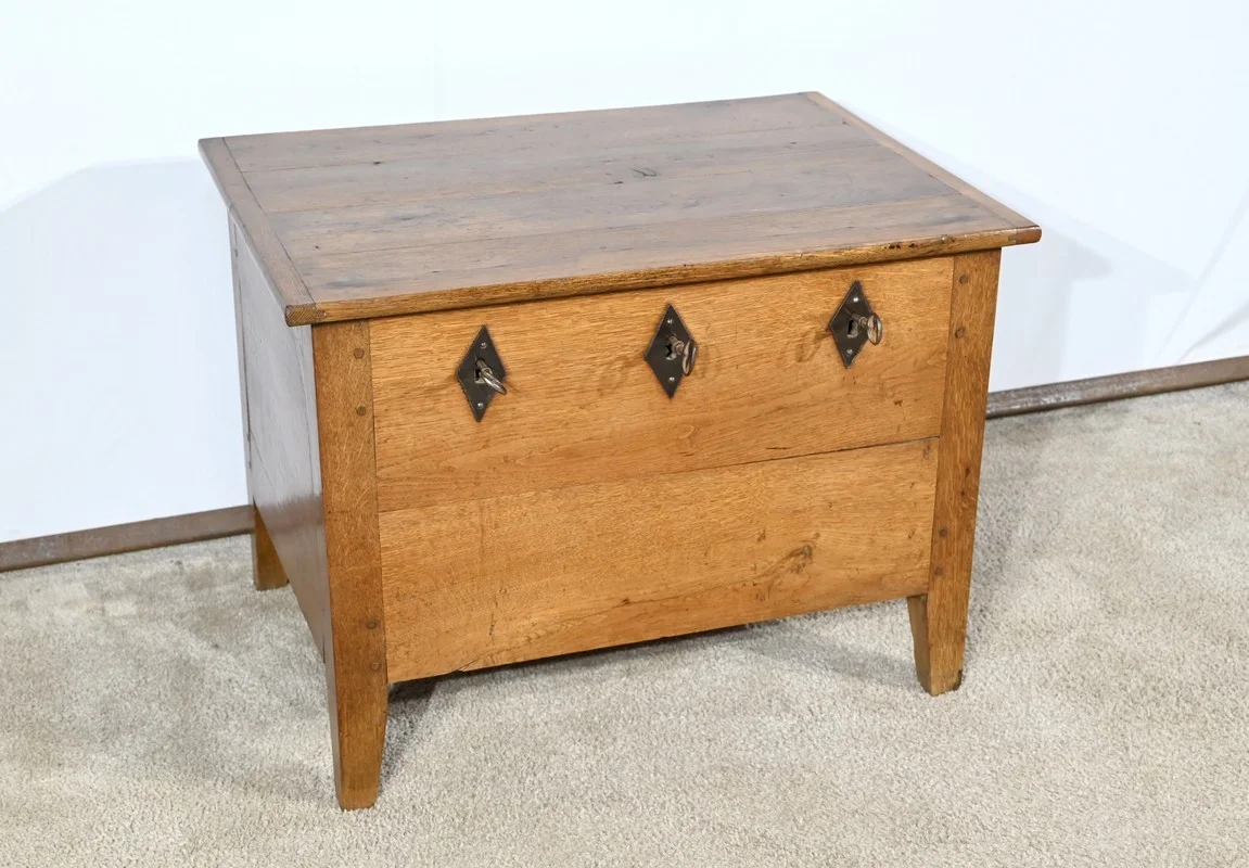 OAK CHEST