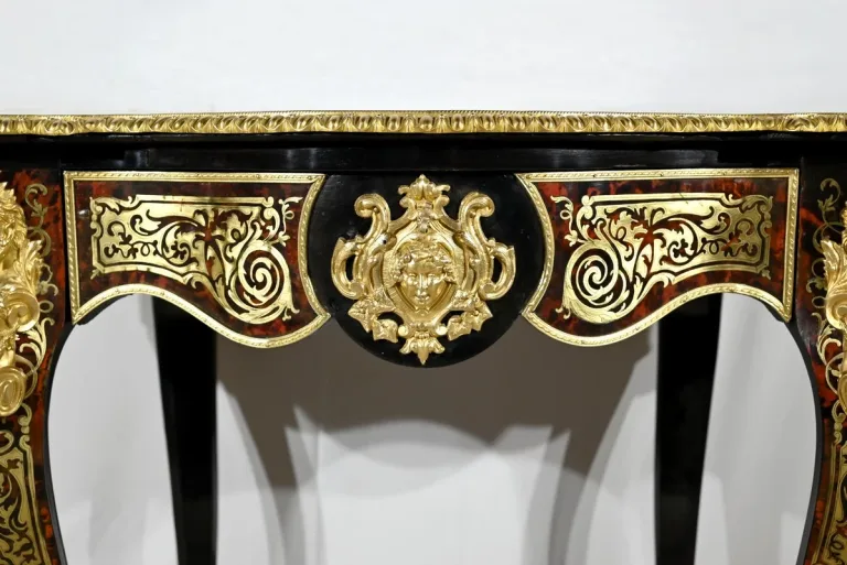 Beistelltisch aus der Zeit Napoleons III.