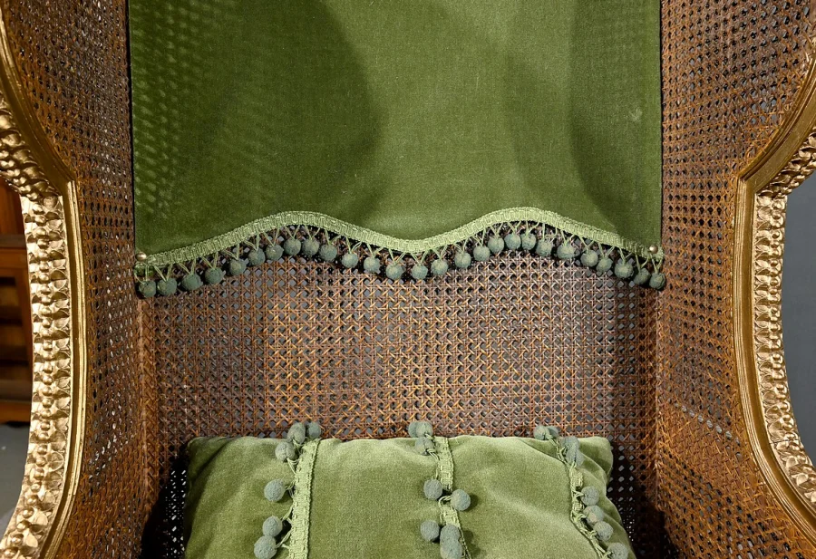 Importante Bergère en Bois Doré et à Oreilles Cannées, style Louis XVI – 1900