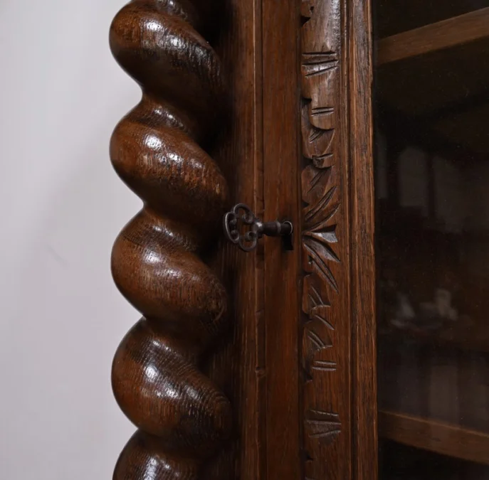Étroit Meuble Vitrine en Chêne, style Louis XIII – Fin XIXe