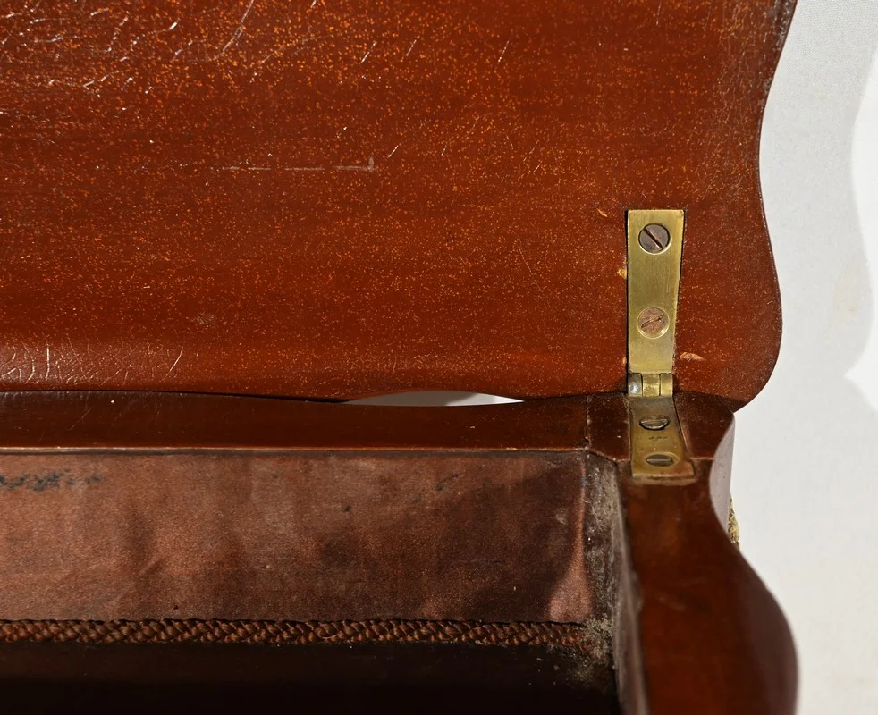 Petite Table à Ouvrage en Bois Laqué, style Louis XV – Fin XIXe
