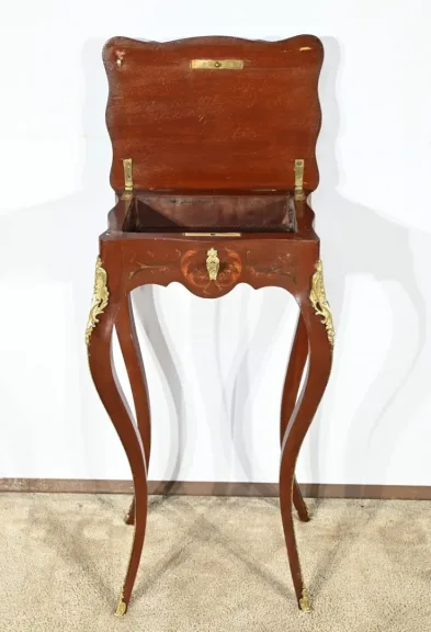 Petite Table à Ouvrage en Bois Laqué, style Louis XV – Fin XIXe