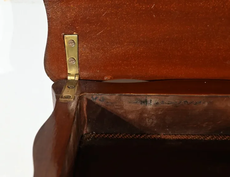Petite Table à Ouvrage en Bois Laqué, style Louis XV – Fin XIXe