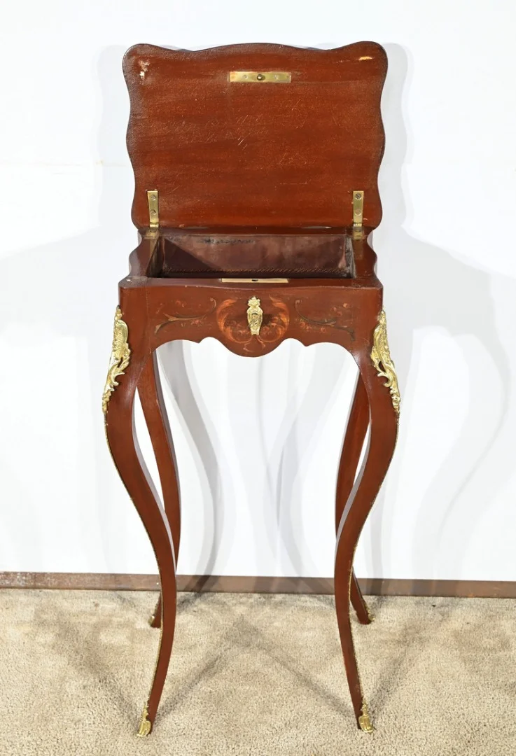 Petite Table à Ouvrage en Bois Laqué, style Louis XV – Fin XIXe