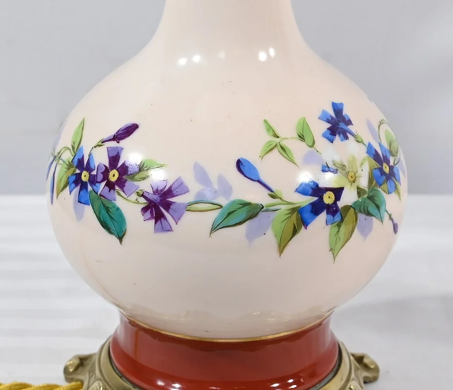 Paire de Lampes à Pétrole en Porcelaine, électrifiées – Fin XIXe
