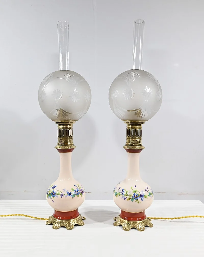 Paire de Lampes à Pétrole en Porcelaine, électrifiées – Fin XIXe