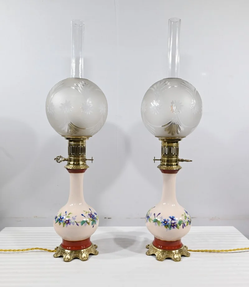 Paire de Lampes à Pétrole en Porcelaine, électrifiées – Fin XIXe