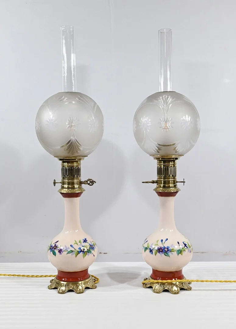 Paire de Lampes à Pétrole en Porcelaine, électrifiées – Fin XIXe